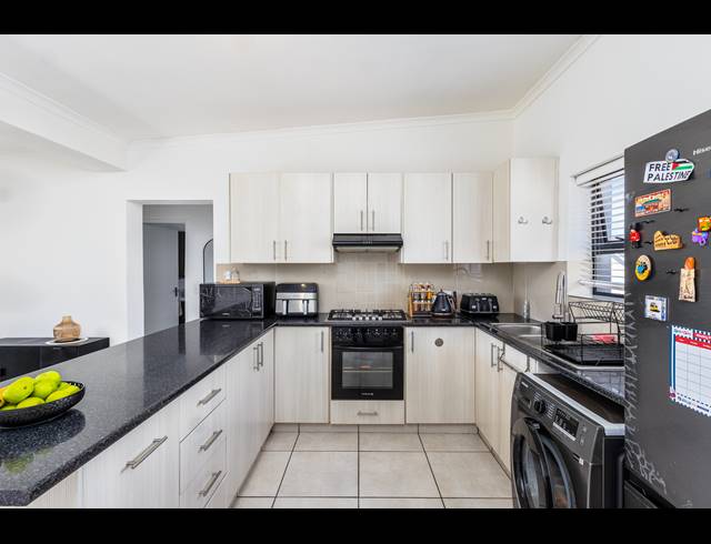 2 BEDROOM APARTMENT FOR SALE IN KENILWORTH